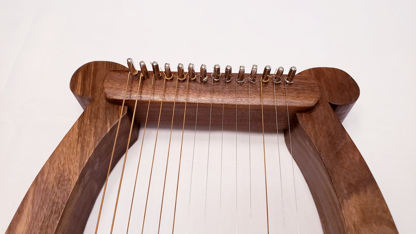 David's Harp 14 Stringed: View of Crossbar