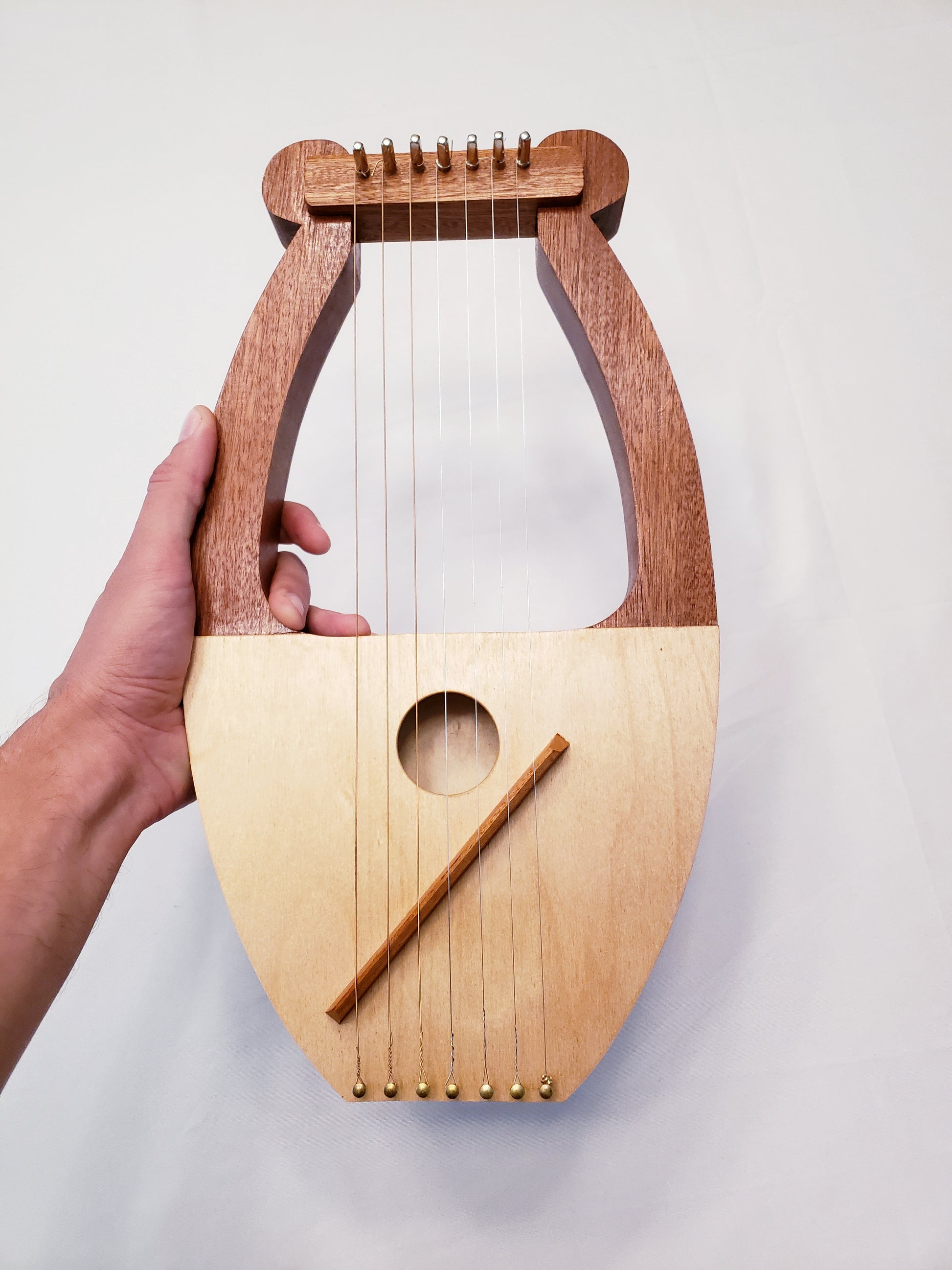 lyre with 7 strings: compared to hand size